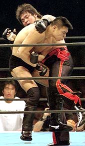 Hashimoto knees Ogawa from Nikkan Sports