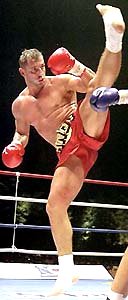 Andy Hug picture from Nikkan Sports