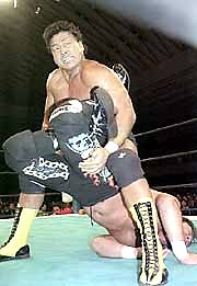 Tenryu uses a Texas clover hold to work on Muto's bad knees from Nikkan Sports